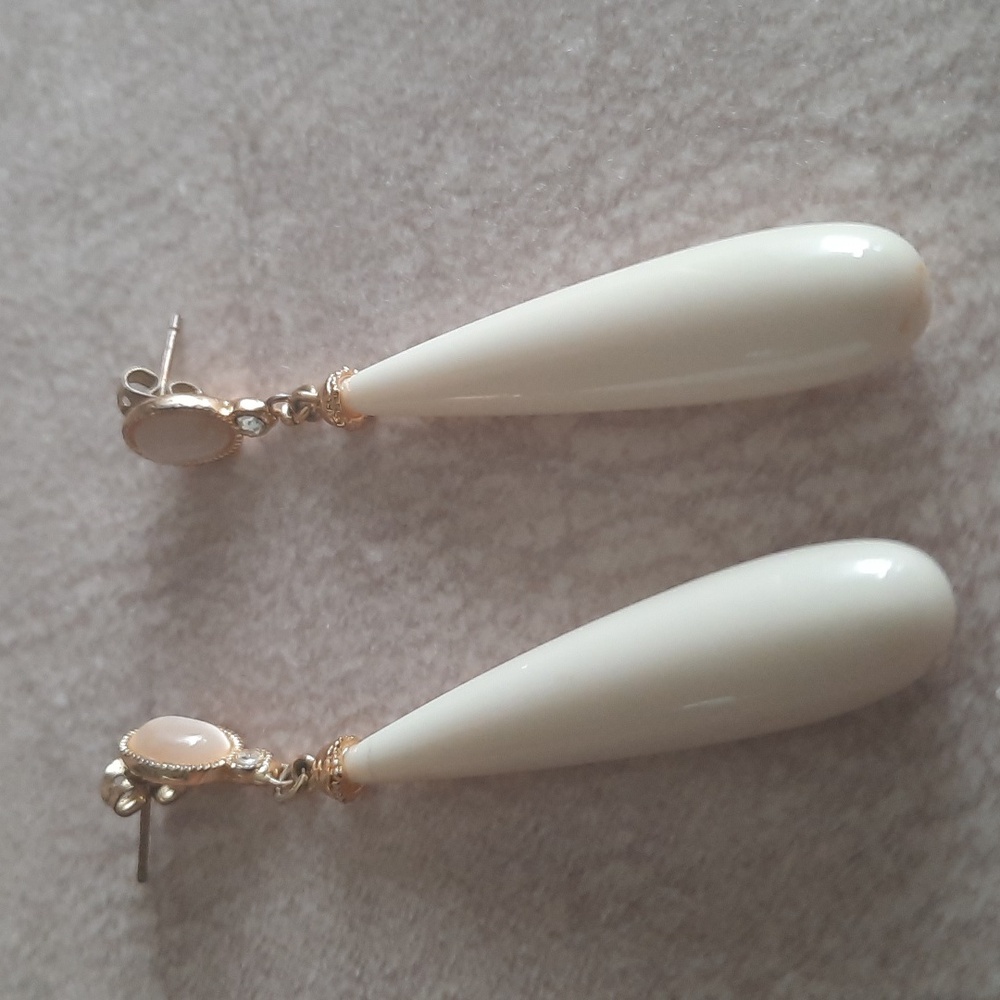 Elegant Gold and Cream Drop Earrings - Picture 3 of 4